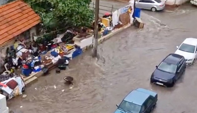 Sağanak etkili oldu: Evleri su bastı