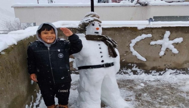 Çocuklar kardan adamlarını yarıştırdı