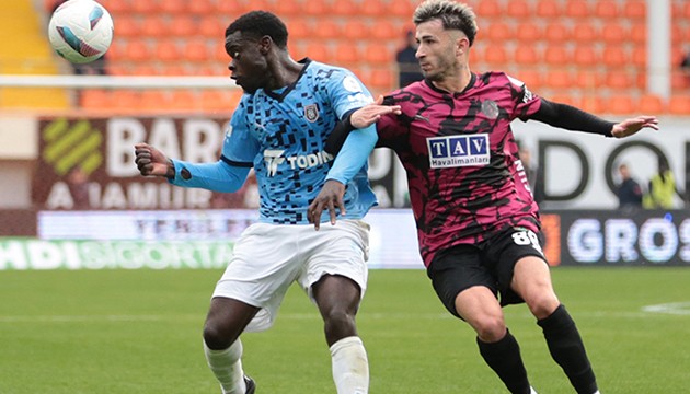 9 gollü maçta Alanyaspor, Başakşehir'i yendi