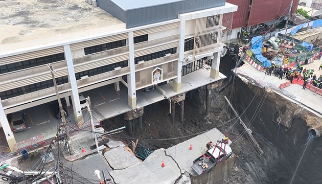 Tayland'da yol çöktü: 50 metre çukur oluştu