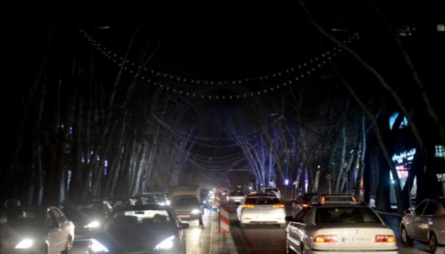 Tahran karanlığa gömüldü