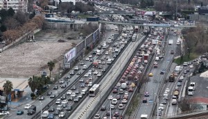 Yağışlı hava trafiği felç etti