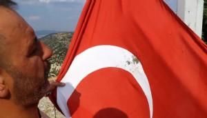 Türk bayrağına saldırı: Valilik harekete geçti
