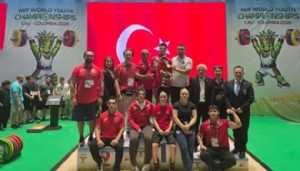 Milli sporcular madalyaları topladı