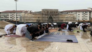 4 asırlık camide bayram namazı