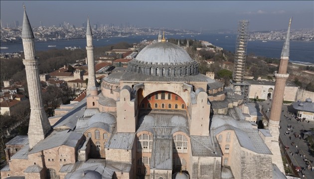 Ayasofya-i Kebir Camii Şerifi’ne Ramazan mahyası asıldı