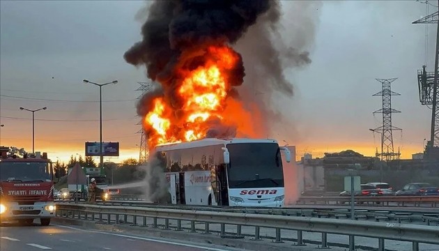 Ümraniye'de iki yolcu otobüsü yandı!