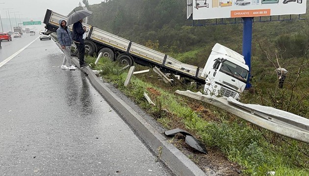 Tır devrildi: Sürücü yaralandı