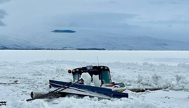 Göle batan traktör kurtarıldı