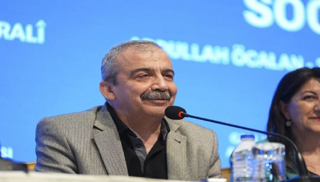 DEM Parti binasında Sırrı Süreyya Önder afişi