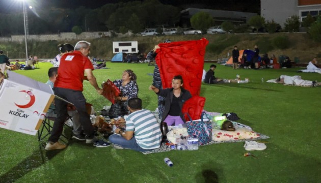 Sındırgı'da vatandaşlar ikinci geceyi de dışarıda geçirdi