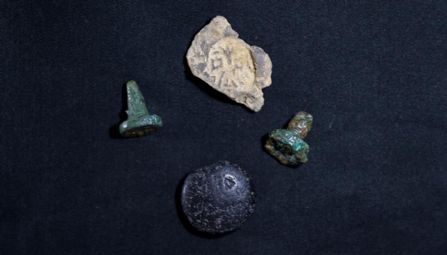 Türkmen Karahöyük kazısında altın muska bulundu