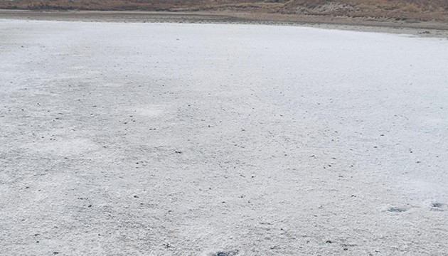 Göl buharlaştı: Tuz tabakası ortaya çıktı