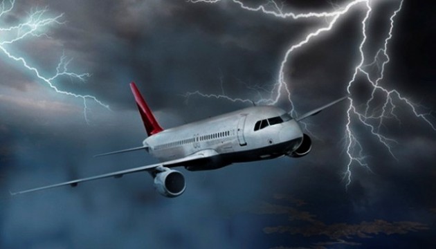 Yolcu uçağına yıldırım düştü!