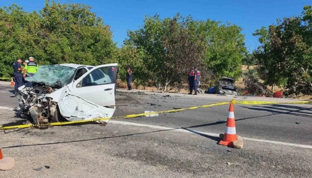 Manisa'da iki otomobil çarpıştı, araçlardan biri alev aldı