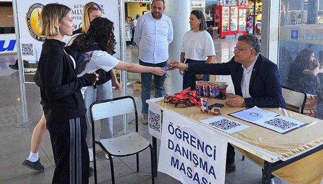 Rektör, öğrencileri otogarda karşıladı