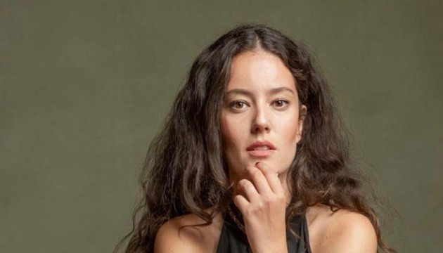 Pelin Akil'in kolunu kene ısırdı!