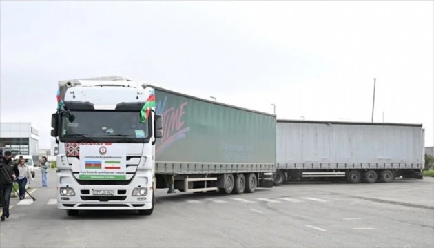 Azerbaycan'dan İran'a yardım tırı