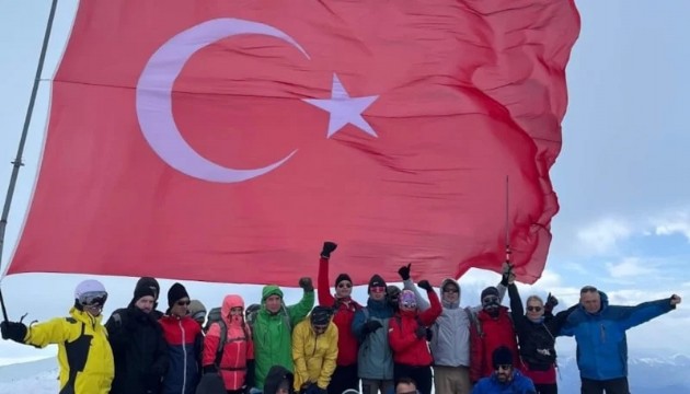 Zirvede gururlandıran görüntü