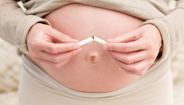 Uzman isim uyardı: Sigara sütünüzü zehirliyor