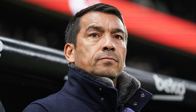 Giovanni van Bronckhorst, Liverpool'a imzayı attı