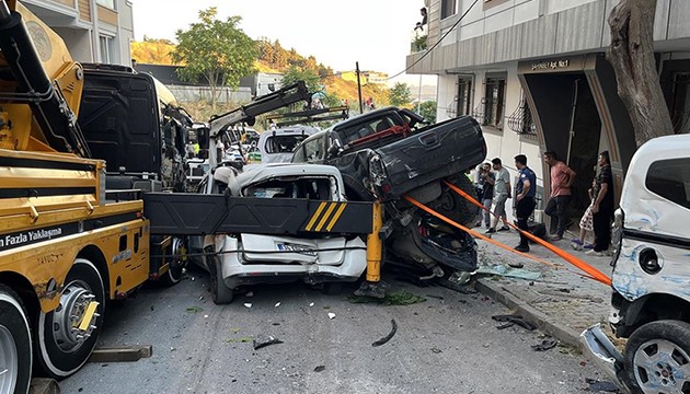 Kontrolden çıkan 23 araca hasar verdi