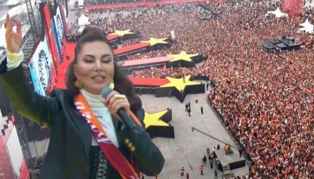 Ebru Yaşar'dan Galatasaray'ın şampiyonluk kutlamalarında şahane açılış!