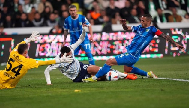 Gol olduktan sonra iki takım futbolcuları da kaleciye koştu