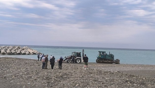 İş makinesi sahilde güneşlenen kadını ezdi