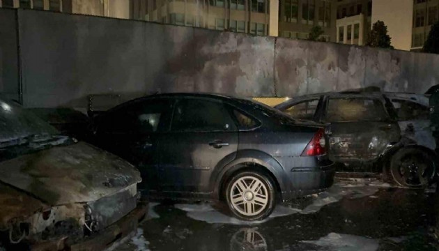 Maslak'ta otopark yangını: 5 araç alev aldı