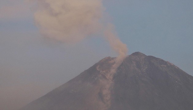 Semeru Yanardağı'nda 2 patlama