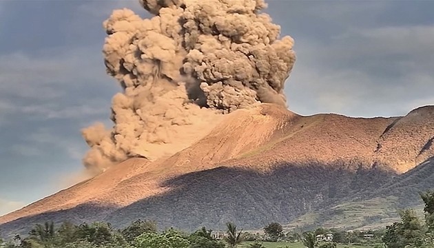 Yanardağ patladı, bölgede yangın çıktı