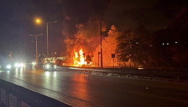 Kimyasal madde yüklü tır kilometrelerce yanarak ilerledi