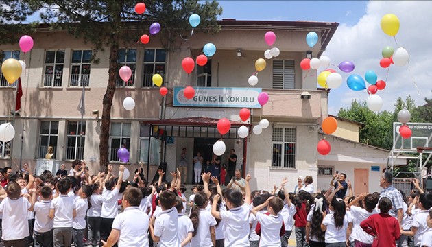 Kanseri yendi: Okulunda balonlarla karşılandı