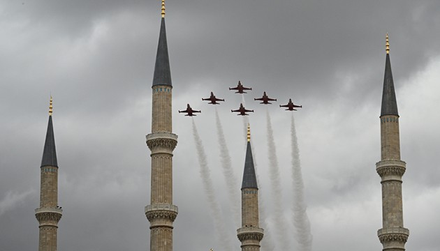 Türk Yıldızları Edirne'de şov yaptı