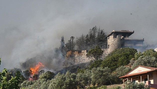Yunanistan yangınlarla mücadele ediyor