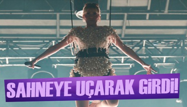 Derya Uluğ sahneye uçarak geldi!