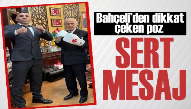 MHP lideri Bahçeli boks eldiveniyle poz verdi