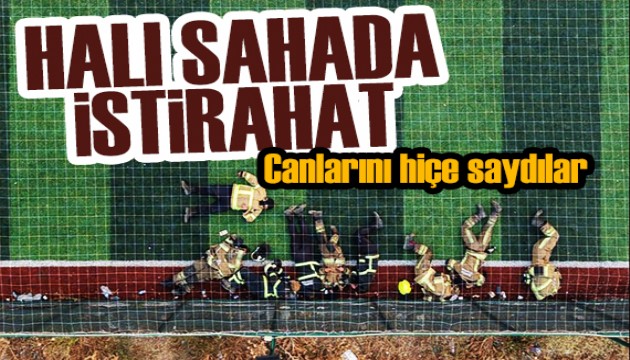 Orman yangınlarıyla mücadele eden ekiplerin zorlu görevi! Halı sahada istirahat