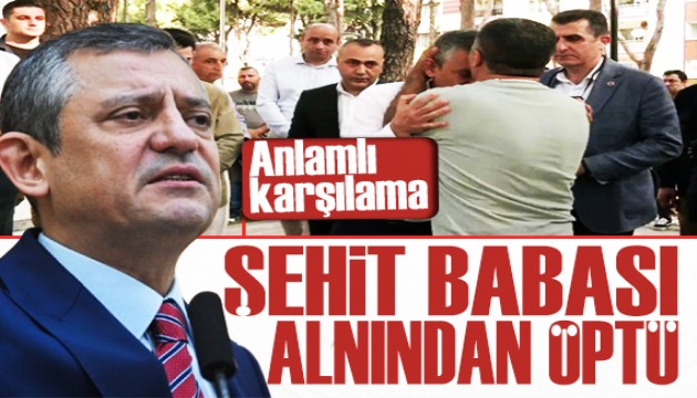Özgür Özel'e anlamlı karşılama: Şehit babası alnından öptü