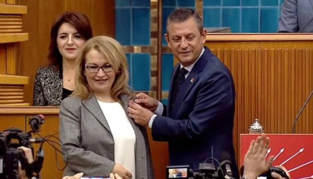 Ayşe Yanıkömeroğlu CHP'ye katıldı