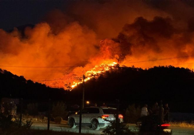 Fethiye'de alevlerle mücadele: Yangın yerleşim yerlerine ulaştı